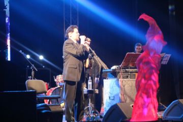 El cantante cordobés anoche, en el escenario del IV Centenario.