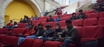 Se desarrolla en el Teatro Modesto Omiste.