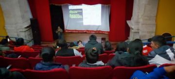 Se desarrolla en el Teatro Modesto Omiste.