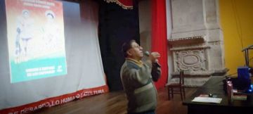 Se desarrolla en el Teatro Modesto Omiste.