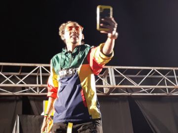 Bonny Lovy se toma una autofoto en el campo ferial de la Sevilla.