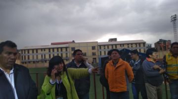 El alcalde supervisa detalles finales.