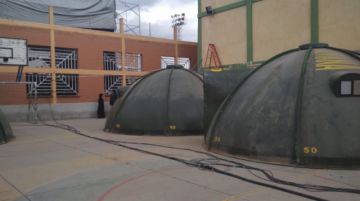Iglús de la Policía, detrás del escenario.