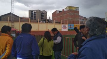 El alcalde supervisa detalles finales.