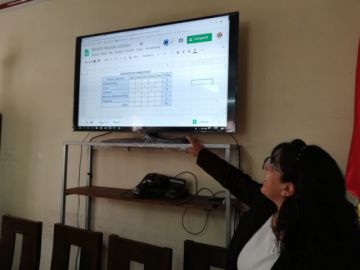 La fiscala Roxana Choque muestra sus datos estadísticos.
