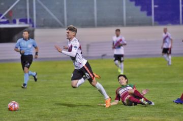 Bruno Pascua elude la marca de su rival.