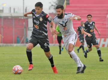 El defensa de Real, Douglas Ferrufino controla el balón.