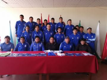 Los dirigentes, cuerpo técnico y jugadores de Concepción durante la presentación.