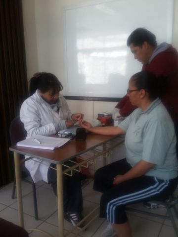 Varios donadores acuden a ayudar a los demás.