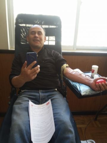 Varios donadores acuden a ayudar a los demás.