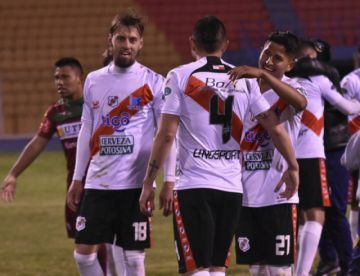Los jugadores celebran su última victoria. 