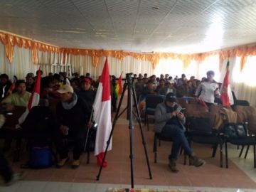 Los delegados en el salón.