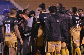 El equipo cruceño reclama al árbitro al final del cotejo.