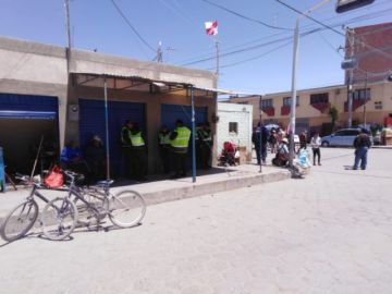 Hay policías fuera del recinto.