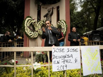Seguidores del cantautor mexicano, le rinden homenaje.