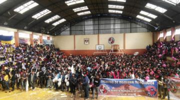 El foro se realiza en el coliseo universitario.