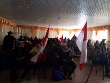 Los delegados de las organizaciones en el salón de la cancha central de Uyuni.