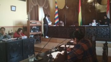 La sesión del Concejo se realiza con el quórum mínimo. Bastará que uno salga para que se suspenda.