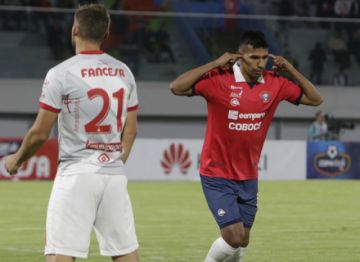 Gilbert Álvarez (d) celebra el segundo gol de los locales.