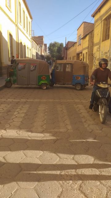 El bloqueo se realiza en el municipio y la carretera.