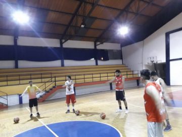 El equipo durante su prática de la vispera. 