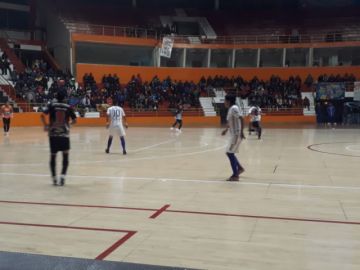 Juegan en el coliseo  "Ciudad de Potosí"