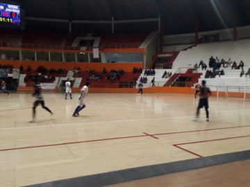 Juegan en el coliseo  "Ciudad de Potosí"
