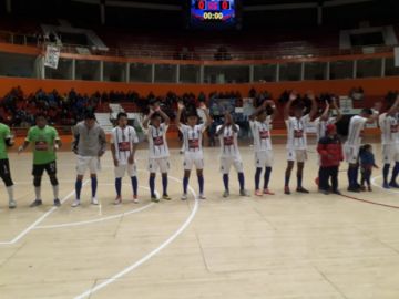 Juegan en el coliseo  "Ciudad de Potosí"
