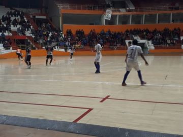 Juegan en el coliseo  "Ciudad de Potosí"