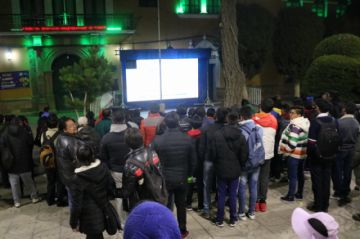 La población potosina siguió el partido en pantalla gigante.