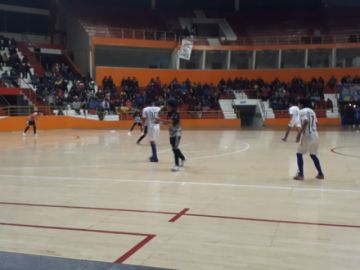 Juegan en el coliseo  "Ciudad de Potosí"
