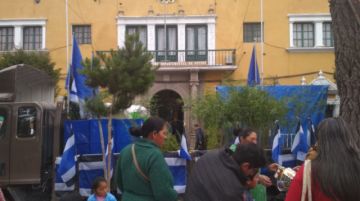 Se estacionó al frente de la Gobernación.