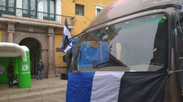 Se estacionó al frente de la Gobernación.