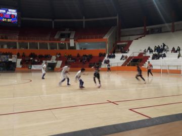 Juegan en el coliseo  "Ciudad de Potosí"