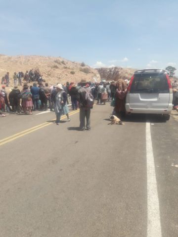 Los bloqueos están sobre la carretera de la Diagonal Jaime Mendoza.