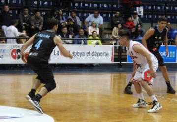 Juan Pablo Cantero trata de pasar la marca de Ronald Arze.