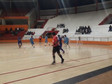 El partido se juega en el coliseo 