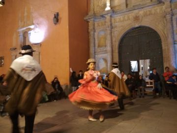 La Morenada Auténtica bailando en el atrio.