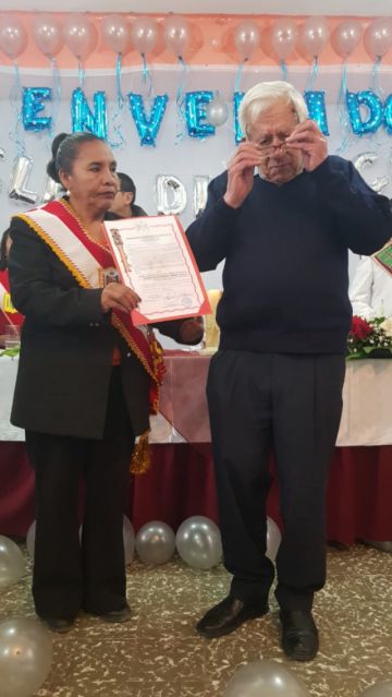 La presidenta del Concejo, Cledy Ruiz, entrega la distinción.