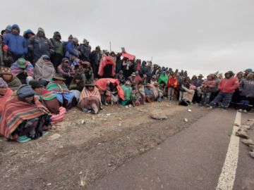 Más de 300 comunarios bloqueaban la carretera.