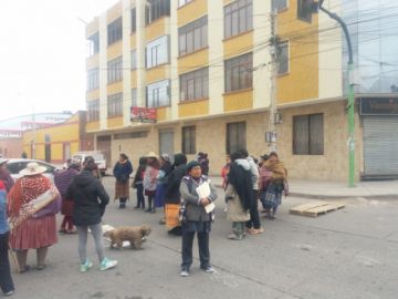 Los comerciantes comenzaron a apostarse desde temprano.