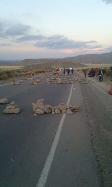 La carretera está sembrada de piedras y otros objetos.