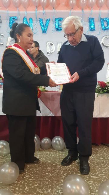El padre Paco con la presidenta del Concejo. 
