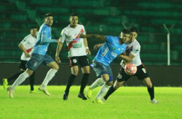 Gabriel Ríos busca eludir la marca de Miguel Quiroga (d).