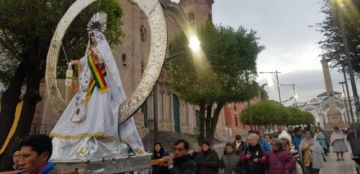 Bajando a la plaza, todavía con el alumbrado público.