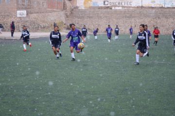 El partido se jugó en la cancha de “Santa Bárbara”.