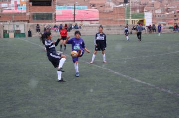 Una jugadora de Real, Marisol Usnayo, pelea por el balón con su rival.