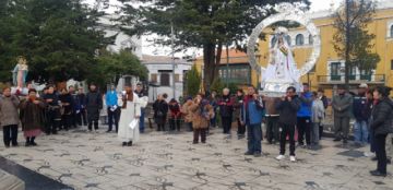 El encuentro. Izq: Virgen del Rosario. Der: Virgen de la Merced.