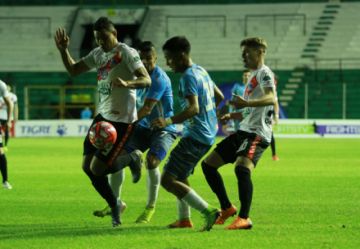 Daniel Mancilla despeja el balón.