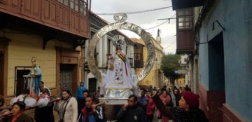 Subiendo juntas por la calle Linares.